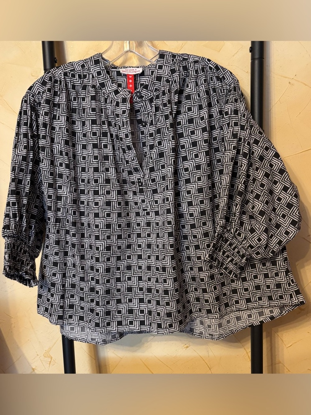 Never a Wallflower Size S Black & White Geometric Puff-Sleeve Blouse